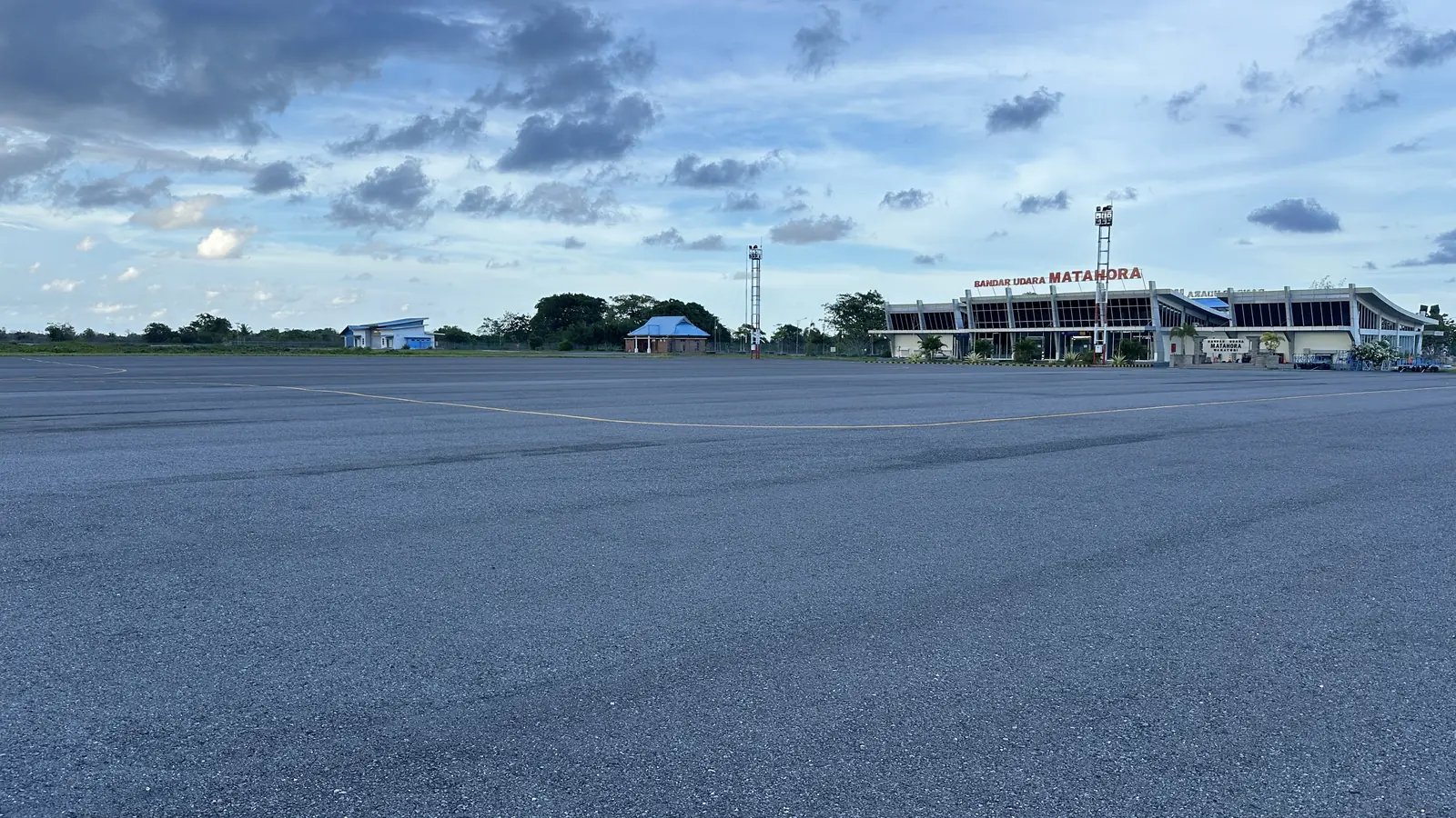 Permukaan apron dan bangunan terminal Bandar Udara Matahora di Kabupaten Wakatobi